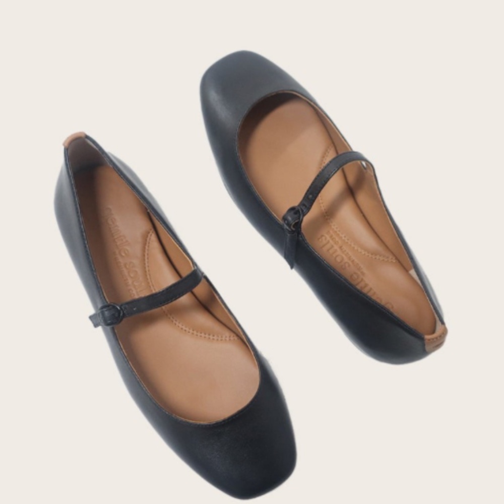 Gentle Souls by Kenneth Cole Wynona Women's Flat Shoes Black Leather : 7 M